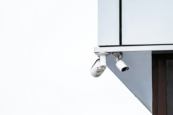 Quels sont les avantages des drones pour la surveillance des infrastructures critiques en milieu urbain?